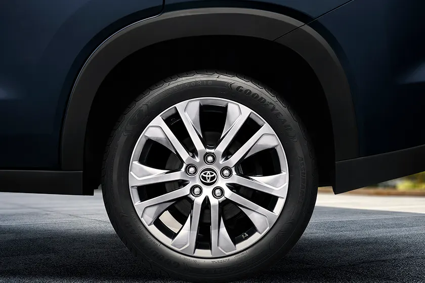 Toyota Innova Hycross exterior img04